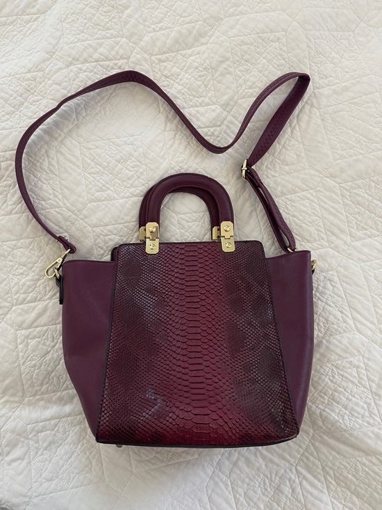 Handbags - Women's Burgundy Structured Tote with Gold Hardware